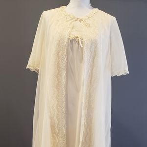 Vintage GILEAD cream short gown set with lace